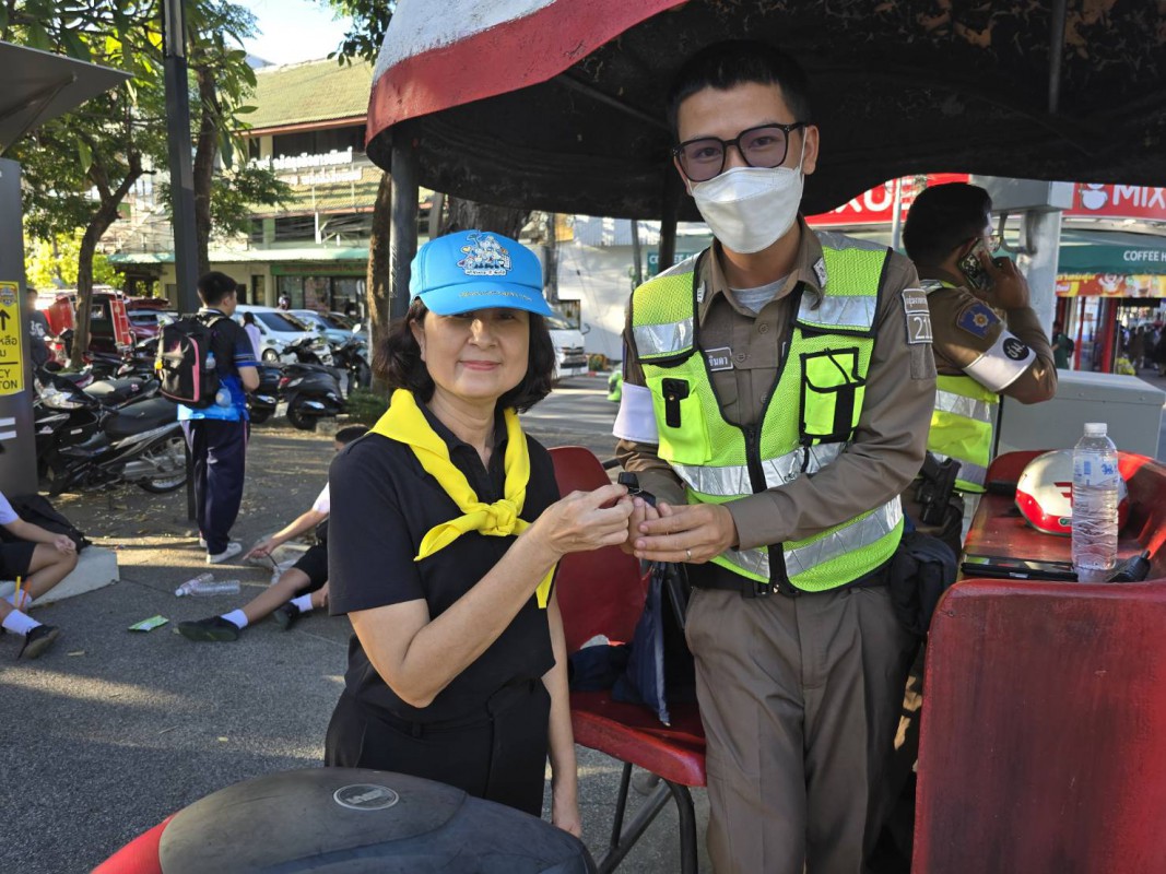 จัดกิจกรรมจิตอาสาพระราชทาน แจก “เข็มกลัดไว้อาลัย”