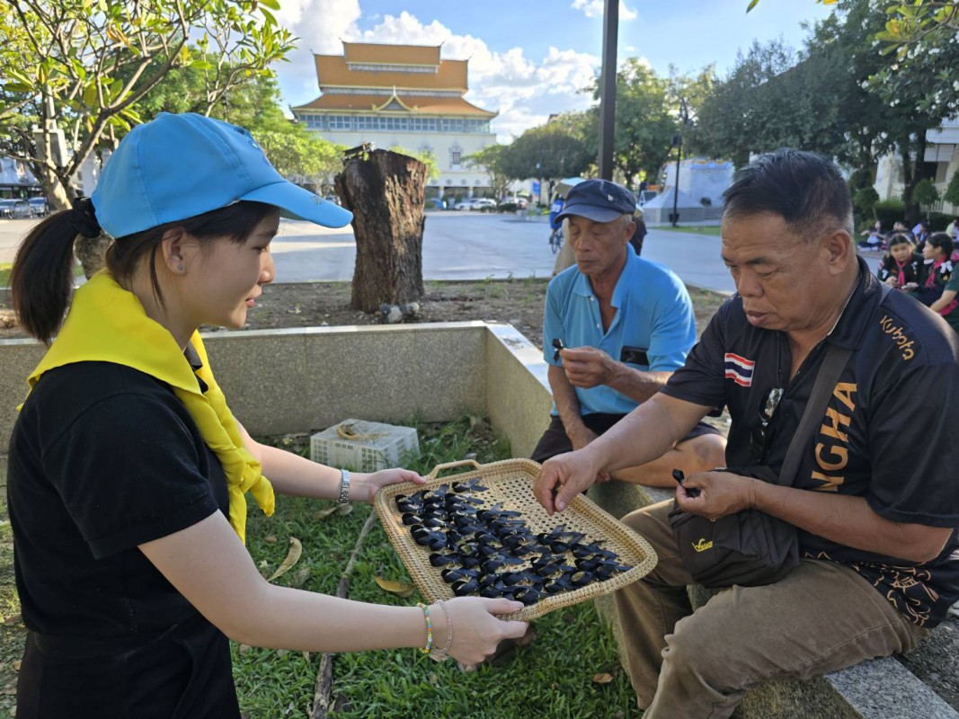 จัดกิจกรรมจิตอาสาพระราชทาน แจก “เข็มกลัดไว้อาลัย”