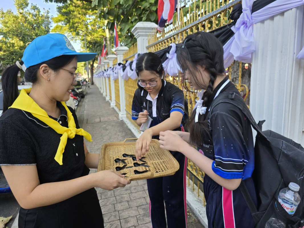 จัดกิจกรรมจิตอาสาพระราชทาน แจก “เข็มกลัดไว้อาลัย”