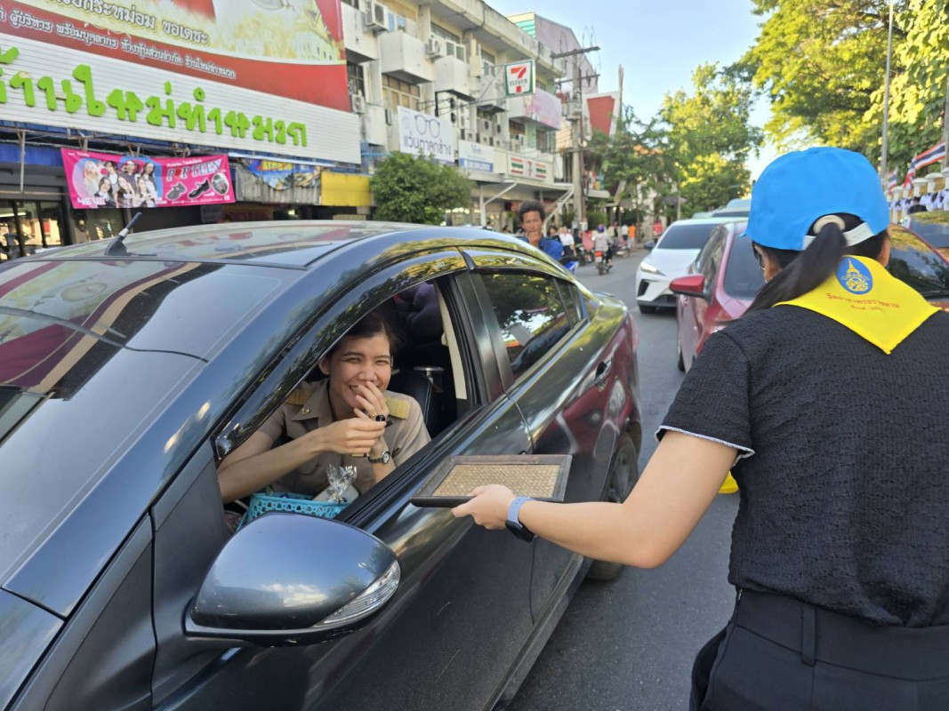 จัดกิจกรรมจิตอาสาพระราชทาน แจก “เข็มกลัดไว้อาลัย”
