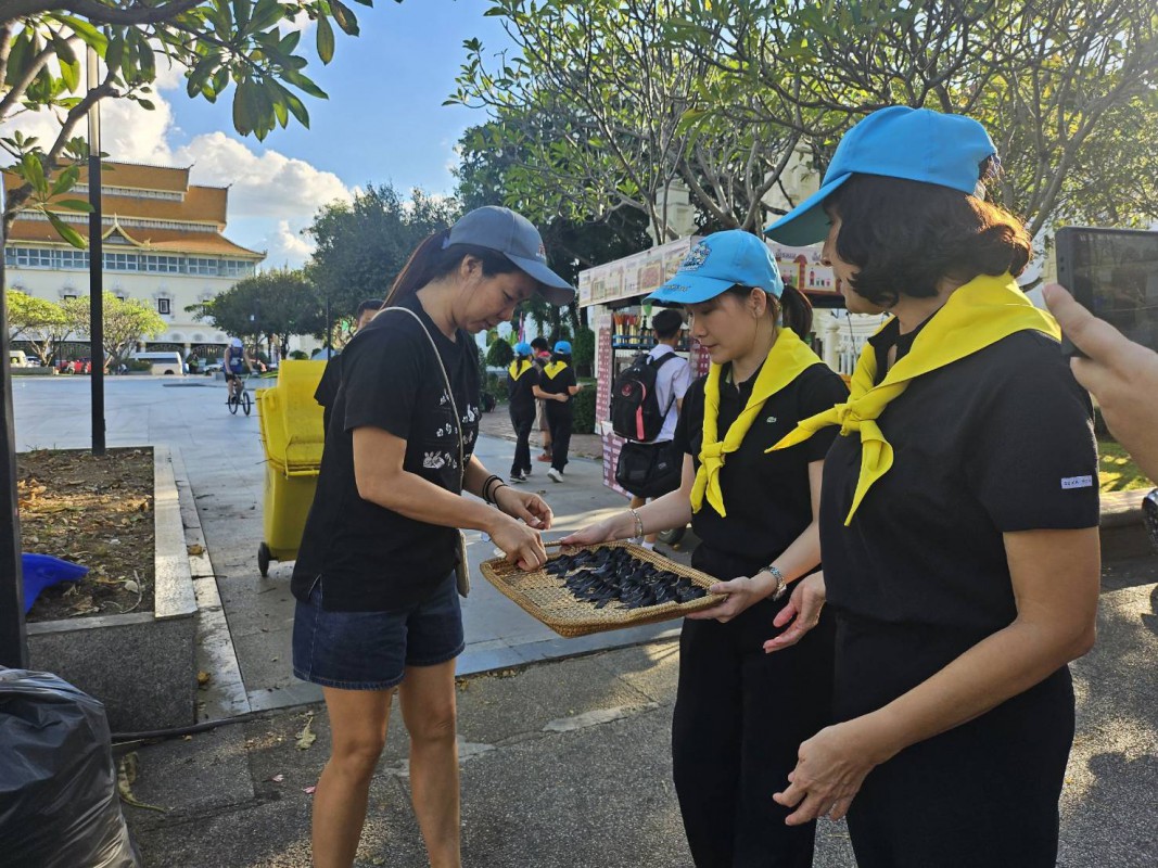 จัดกิจกรรมจิตอาสาพระราชทาน แจก “เข็มกลัดไว้อาลัย”