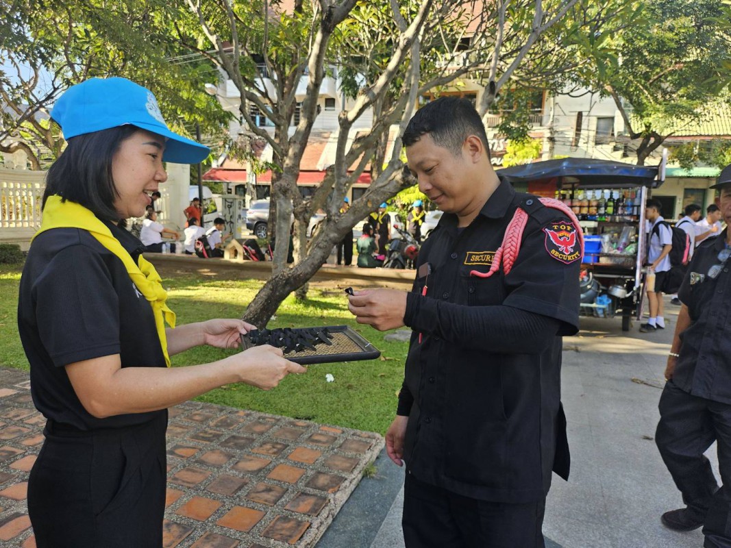 จัดกิจกรรมจิตอาสาพระราชทาน แจก “เข็มกลัดไว้อาลัย”