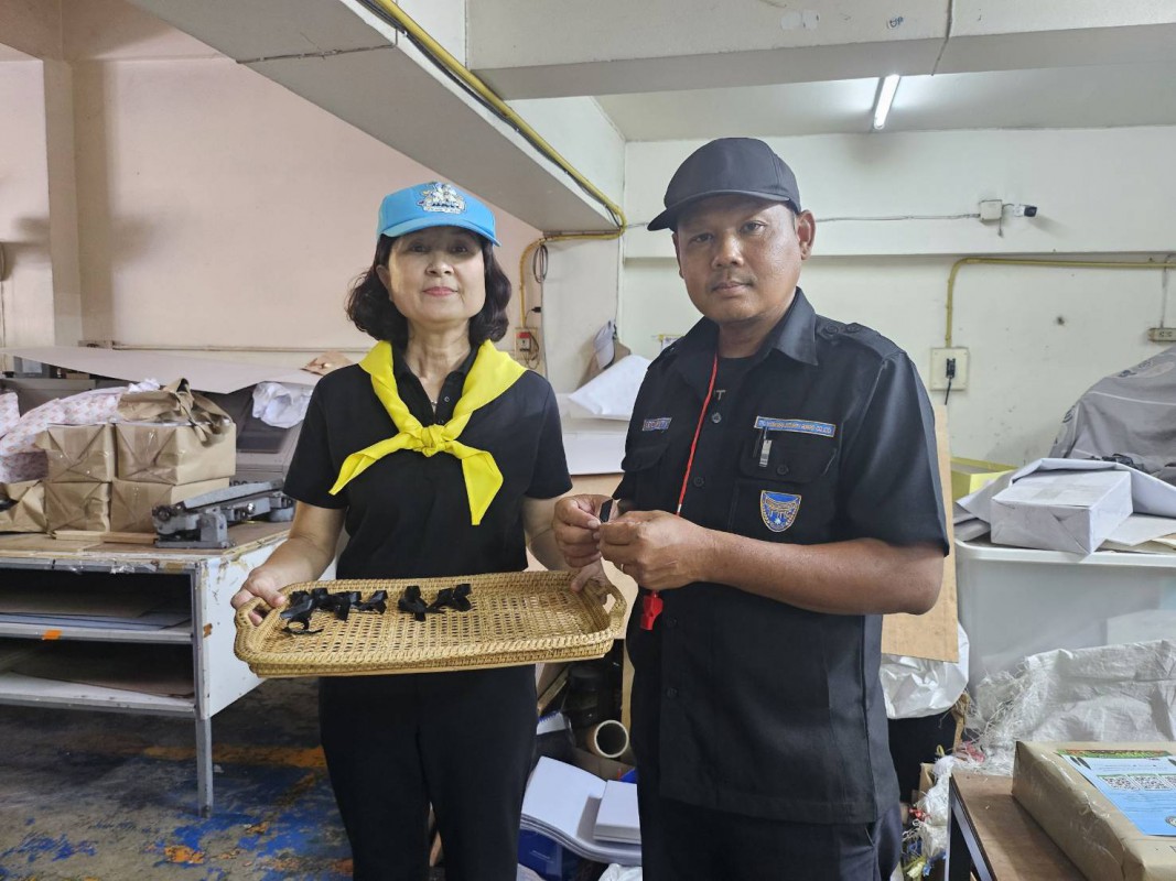 จัดกิจกรรมจิตอาสาพระราชทาน แจก “เข็มกลัดไว้อาลัย”